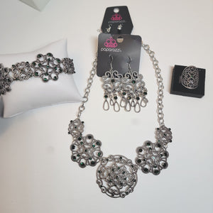 Paparazzi Silver w/green jewels Set