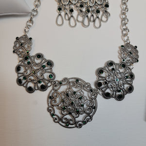 Paparazzi Silver w/green jewels Set