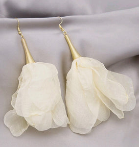 Weary Beautiful Flower Earrings White