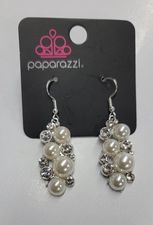 PAPARAZZI Fond of Baubles - White