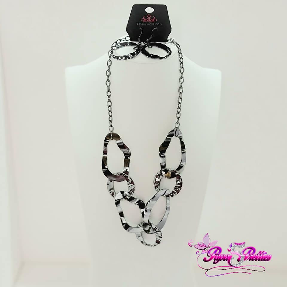 PAPARAZZI BLACK CAPITAL CONTOUR NECKLACE