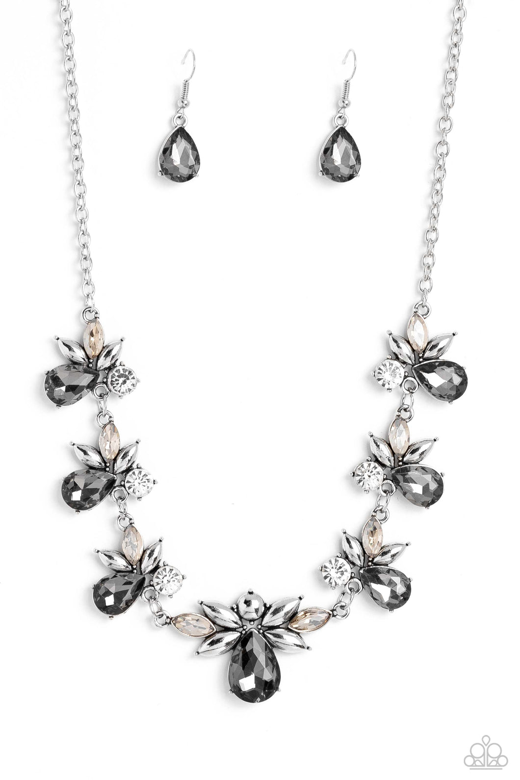 PAPARAZZI Explosive Effulgence - Silver NECKLACE