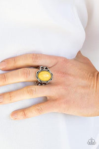 PAPARAZZI FLOWERING DUNES - YELLOW CRACKED STONE SILVER RING