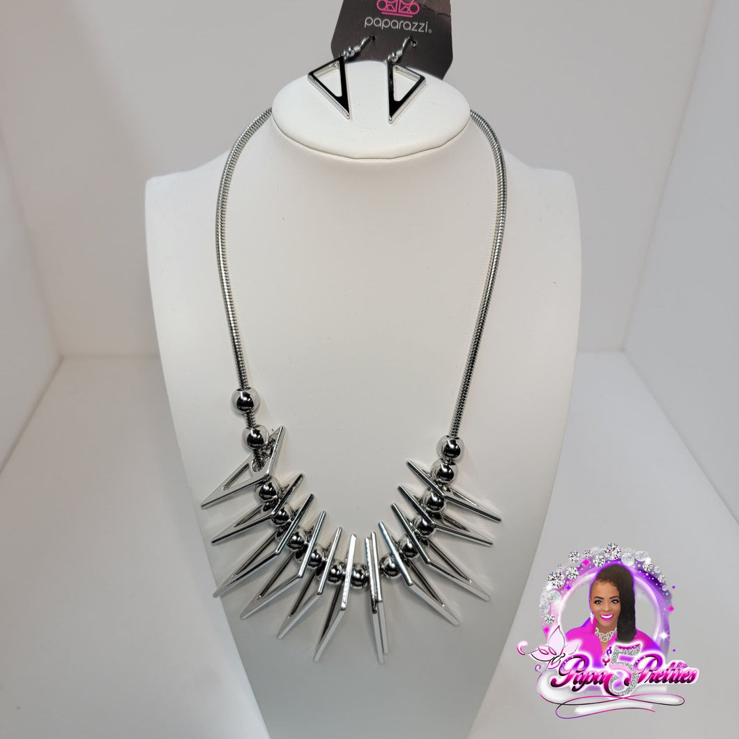 PAPARAZZI SILVER EDGY SPIKED NECKLACE